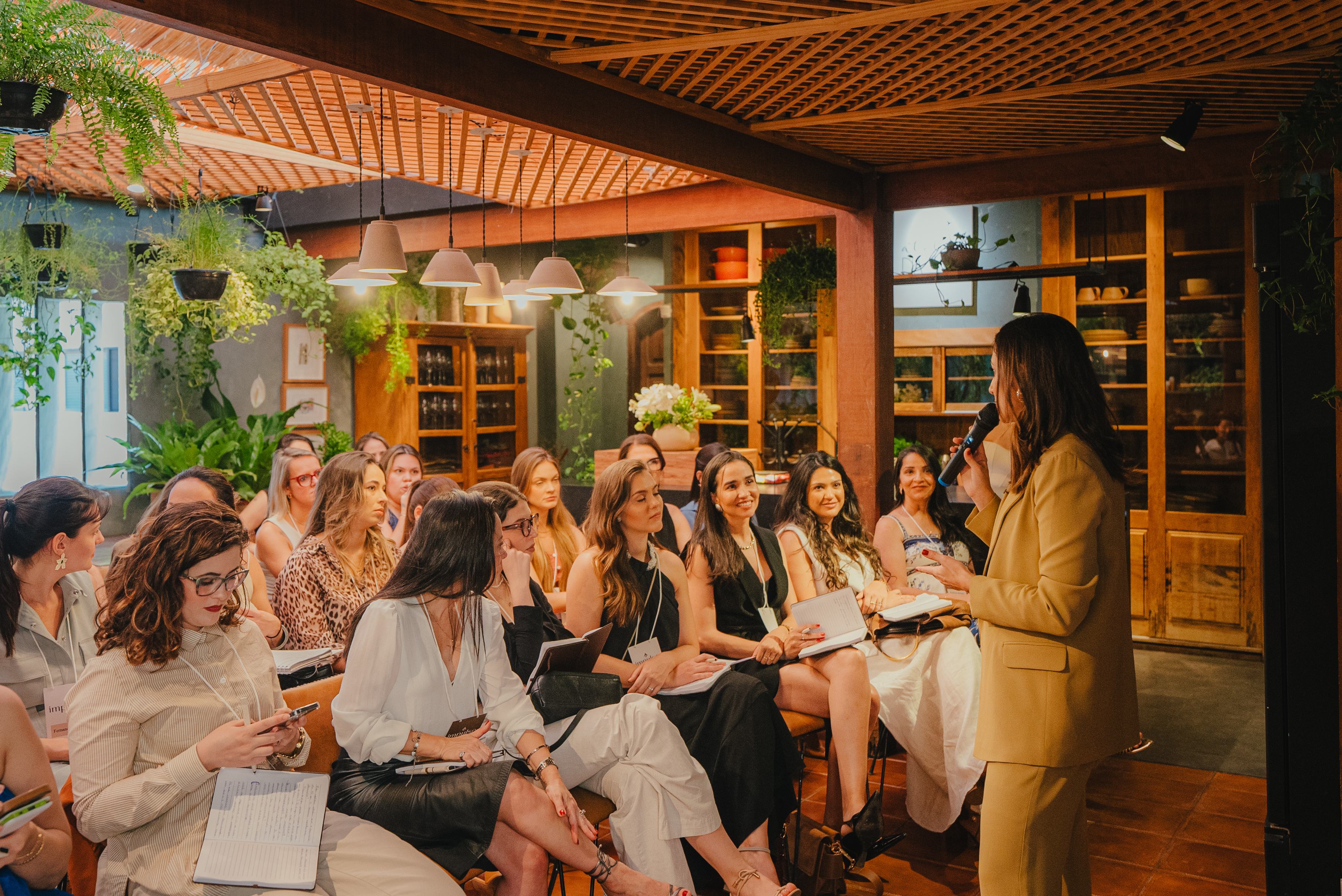 Participantes do evento VM Academy em momento de aprendizado